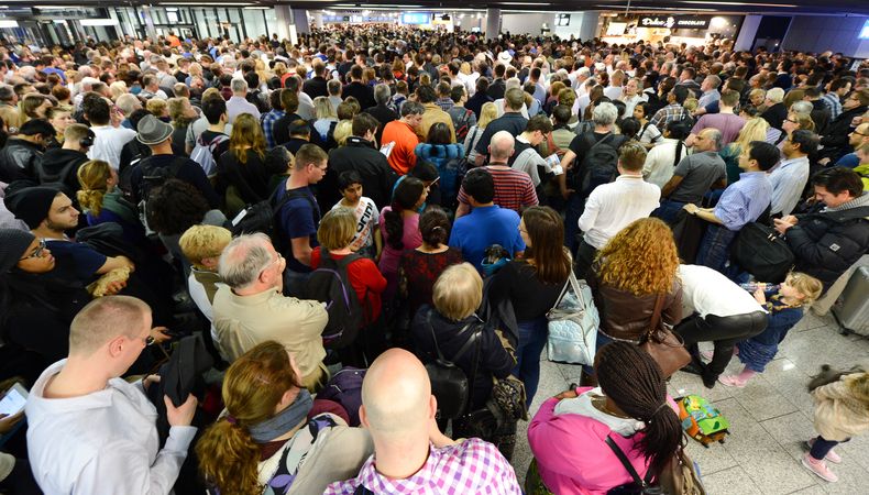 Los pasajeros se agolpan en el aeropuerto de Francfort, Alemania, el viernes 21 de febrero del 2014 despu&eacute;s que una huelga del personal de seguridad oblig&oacute; a cancelar la mitad de las operaciones. (AP Foto/dpa, Arne Dedert)