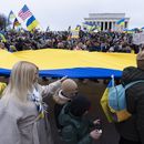 Una manifestación en apoyo a Ucrania en Washington el 24 de febrero de 2024. Una encuesta halló que los estadounidenses están divididos por líneas partidistas en cuanto a su apoyo a darle más ayuda a Ucrania. (Foto AP /Manuel Balce Ceneta)