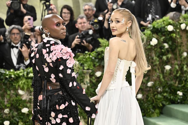 Cynthia Erivo, izquierda, y Ariana Grande llegan a la gala benéfica del Instituto del Vestido del Museo Metropolitano de Arte para celebrar la inauguración de la exposición Sleeping Beauties: Reawakening Fashion el lunes 6 de mayo de 2024, en Nueva York. (Foto Evan Agostini/Invision/AP)