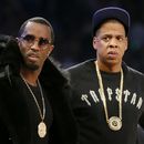 ARCHIVO - Los magnates del rap Sean Diddy Combs, izquierda, y Jay-Z asisten al partido de baloncesto All-Star de la NBA, el 15 de febrero de 2015, en Nueva York. (Foto AP/Kathy Willens, archivo)