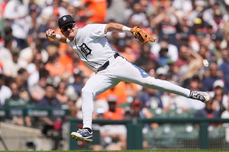 Kevin McGonigle, de los Tigres de Detroit, lanza a primera base después de un toque de bola de Chase Meidroth, de los Medias Blancas de Chicago, en el juego de béisbol de Grandes Ligas, el sábado 20 de junio de 2026, en Detroit. (AP Foto/Paul Sancya)