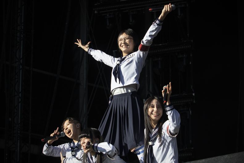 La banda japonesa Atarashii Gakko durante su concierto en el festival Corona Capital en la Ciudad de México, el sábado 18 de noviembre de 2023. (Foto AP/Alejandro Godínez)