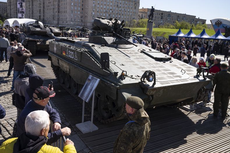 Visitantes observan un vehículo blindado de infantería alemán Marder en una exhibición de equipo militar occidental capturado a fuerzas de Kiev durante la guerra en Ucrania, en Moscú, el viernes 3 de mayo de 2024. (AP Foto/Alexander Zemlianichenko)