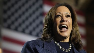 La candidata demócrata y vicepresidenta Kamala Harris habla durante un mitin de campaña en Jenison Field House, en el campus de la Universidad Estatal de Michigan, el domingo 3 de noviembre de 2024, en East Lansing, Michigan. (AP Foto/Jacquelyn Martin)
