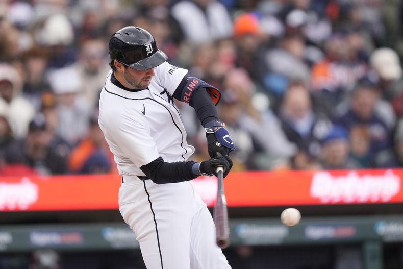 Matt Vierling de los Tigres de Detroit conecta un jonrón solitario en la cuarta entrada del juego ante los Atléticos de Oakland el viernes 5 de abril del 2024. (AP Foto/Carlos Osorio)