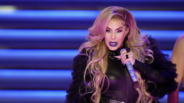 ivy queen muestra sus reflejos al atrapar un objeto que le lanzaron al escenario