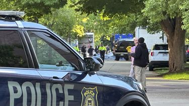 La policía del campus de la Universidad de Michigan bloquea un área el martes 21 de mayo de 2024 en Ann Arbor, Michigan, donde se había colocado un campamento propalestino desde finales de abril. (AP Foto/Mike Householder)