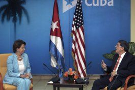 La líder de la minoría demócrata de la Cámara de Representantes de Estados Unidos, Nancy Pelosi, izquierda, habla con el canciller cubano Bruno Rodríguez en el ministerio de Relaciones Exteriores en La Habana, Cuba.