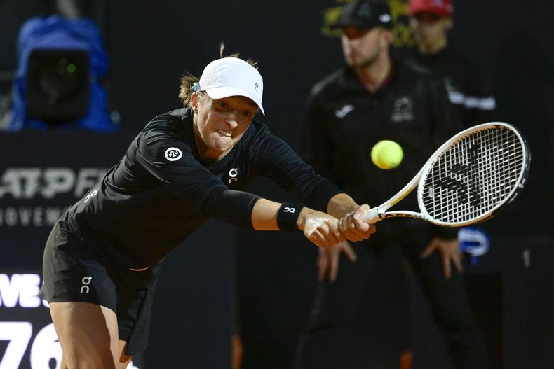 La polaca Iga Swiatek devuelve una pelota a la kazaja Elena Rybakina en el torneo de Italia, el miércoles 17 de mayo de 2023 (Fabrizio Corradetti/LaPresse via AP)