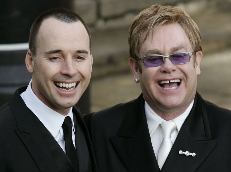 El m&uacute;sico brit&aacute;nico Elton John, a la derecha, y su pareja David Furnish, sonr&iacute;en tras una ceremonia en la que unieron sus vidas por lo civil, el 21 de diciembre del 2005 en Windsor, Inglaterra. La pareja anunci&oacute; el lunes 31 de
