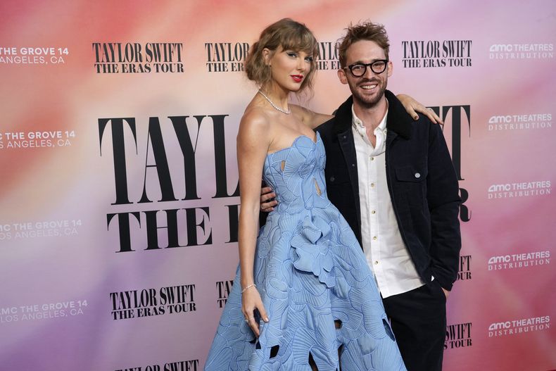 Taylor Swift, izquierda, y el director Sam Wrench Taylor Swift llegan a la premiere mundial de su película de conciertos Taylor Swift: The Eras Tour el 11 de octubre de 2023, en el cine AMC The Grove 14 en Los Ángeles. (Foto AP/Chris Pizzello)