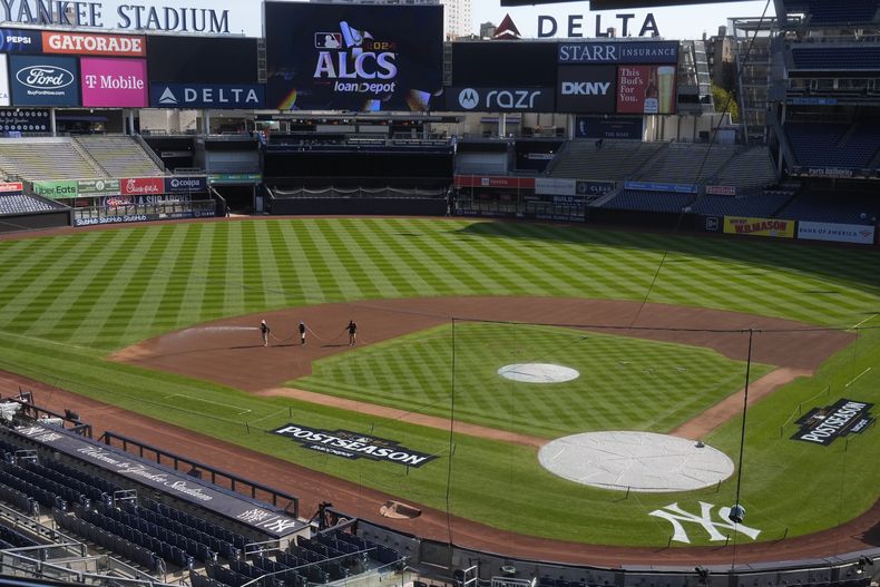 Las cuadrillas de mantenimiento preparan el terreno de juego del Yankee Stadium con miras a la Serie de Campeonato de la Liga Americana entre los Yankees de Nueva York y los Guardianes de Cleveland, el domingo 13 de octubre de 2024. (AP Foto/Frank Franklin II)