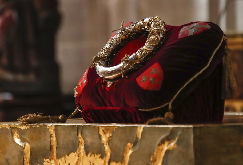 En esta imagen de archivo, la corona de espinas que se cree que usó Jesucristo, en el altar mayor de la iglesia St Germain lAuxerrois durante la misa de Viernes Santo, en París, el 2 de abril de 2021. (AP Foto/Michel Euler, archivo)