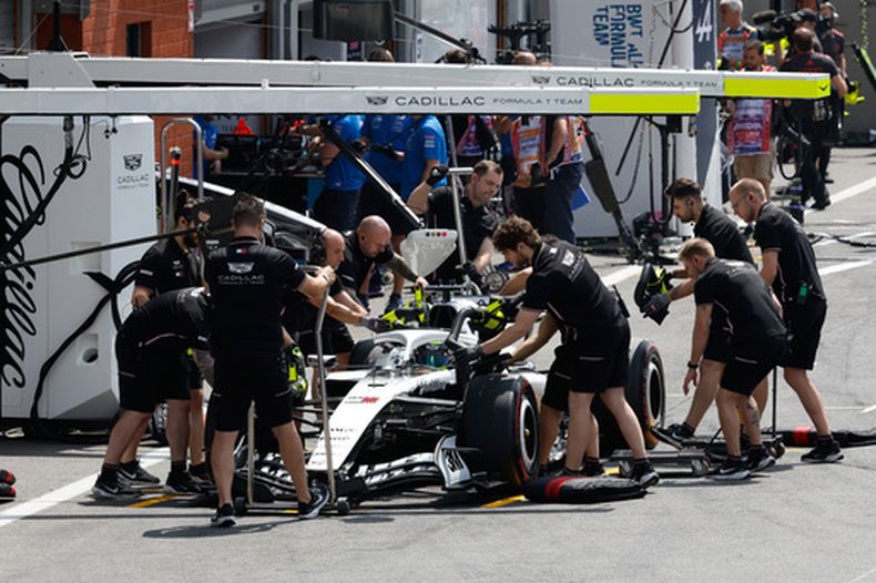 El piloto de Cadillac de México, Sergio Pérez, entra a la zona de pits durante la práctica libre previa al Gran Premio de Fórmula 1 en el circuito de Spa-Francorchamps en Spa, Bélgica, el sábado 18 de julio de 2026. (Foto AP/Geert Vanden Wijngaert)