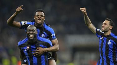 Romelu Lukaku, abajo, y sus compañeros del Inter de Milán Denzel Dumfries, arriba, y Hakan Calhanoglu, celebran el final del partido de vuelta de las semifinales de la Liga de Campeones ante el Milan, el martes 16 de mayo de 2023, en Milán. (AP Foto/Luca Bruno)