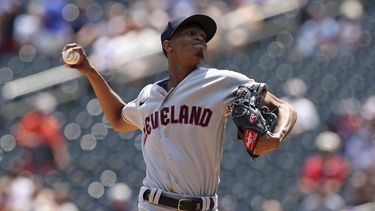 Triston McKenzie de los Guardianes de Cleveland lanza ante los Mellizos de Minnesota, el domingo 4 de junio de 2023, en Minneapolis. (AP Foto/Stacy Bengs)