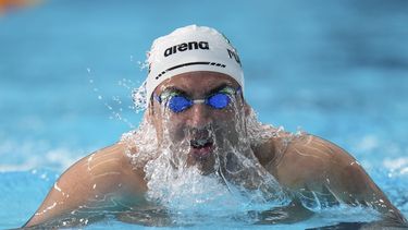 El mexicano Andrés Puente nada en los 200 metros estilo pecho de los Juegos Panamericanos en Santiago, Chile, el lunes 23 de octubre de 2023. (AP Foto/Fernando Vergara)