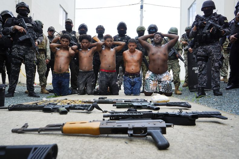 Los detenidos son mostrados a la prensa luego de que la policía los detuviera en Guayaquil, Ecuador, el viernes 7 de marzo de 2025, por su presunta participación en la masacre del día anterior en el barrio Socio Vivienda 2. (Foto AP/César Muñoz)