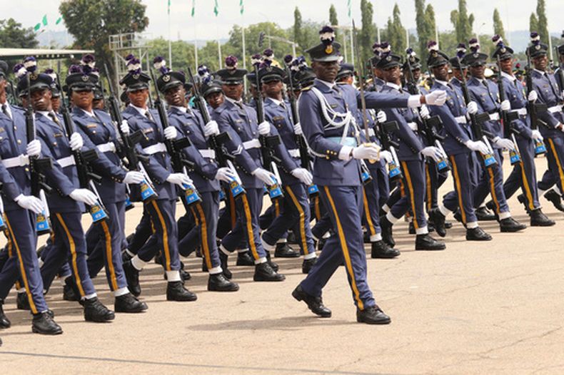 ARCHIVO - Soldados de la Fuerza Aérea nigeriana marchan en las celebraciones por el 62do aniversario de la independencia de Nigeria, en Abuya, Nigeria, el 1 de octubre de 2022. (AP Foto/Emmanuel Osodi, Archivo)