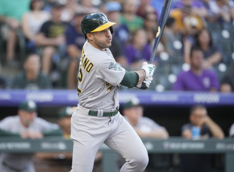 Ramón Laureano, de los Atléticos de Oakland, observa su sencillo productor de una carrera en contra del abridor de los Rockies de Colorado, Kyle Freeland, durante la primera entrada del juego de béisbol, el viernes 28 de julio de 2023, en Denver. (AP Foto/David Zalubowski)