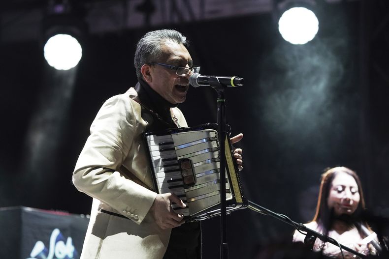 La banda de cumbia mexicana Los Ángeles Azules durante su presentación en la 25ª edición del festival de música Vive Latino en la Ciudad de México, el sábado 15 de marzo de 2025. (Foto AP/Aurea Del Rosario)