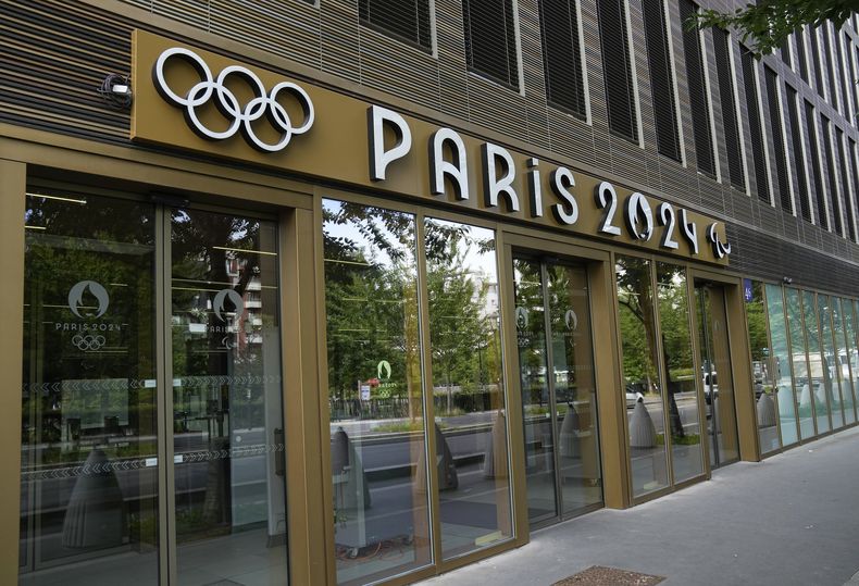 ARCHIVO - Foto del 13 de agosto del 2023, la entrada de las oficinas del comité organizador de los Juegos Olímpicos de París 2024 en Saint-Denis. El jueves 19 de octubre del 2023, la fiscalía financiera de Francia visitan nuevamente las oficinas del comité organizador. (AP Foto/Michel Euler, Archivo)