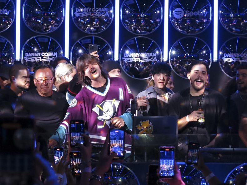 El cantautor venezolano Danny Ocean, centro, mezcla las canciones de su nuevo álbum Reflexa en una fiesta de escucha en la Ciudad de México el jueves 2 de mayo de 2024. (Foto AP/Berenice Bautista)