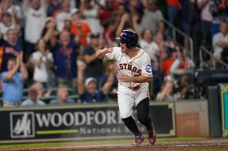 José Altuve, de los Astros de Houston, celebra después de anotar en la octava entada del juego de béisbol de Grandes Ligas contra los Medias Blancas de Chicago, el miércoles 2 de septiembre de 2026, en Houston. (AP Foto/David J. Phillip)