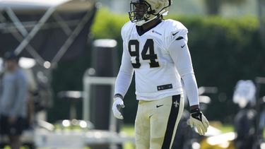 En foto del martes 1 de agosto del 2023, el defensive end de los Saints de Nueva Orleans Cameron Jordan en una práctica en el campamento de entrenamiento del equipo. El viernes 4 de agosto del 2023 Jordan firma una extensión de contrato de dos años. (AP Foto/Gerald Herbert)