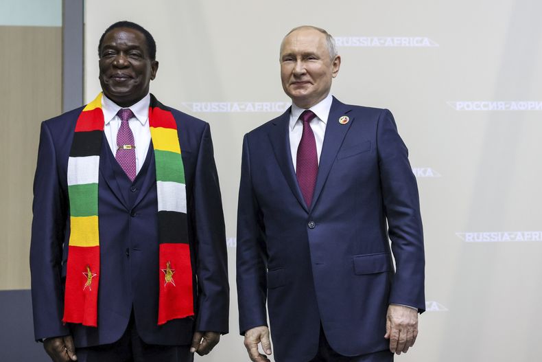 El presidente ruso Vladímir Putin, derecha, y el presidente de la República de Zimbabue, Emmerson Dambudzo Mnangagwa, posan en el marco de la cumbre Rusia-África en San Petersburgo, Rusia, el jueves 27 de julio de 2023. (Mikhail Metzel/TASS Host Photo Agency Pool Foto vía AP)