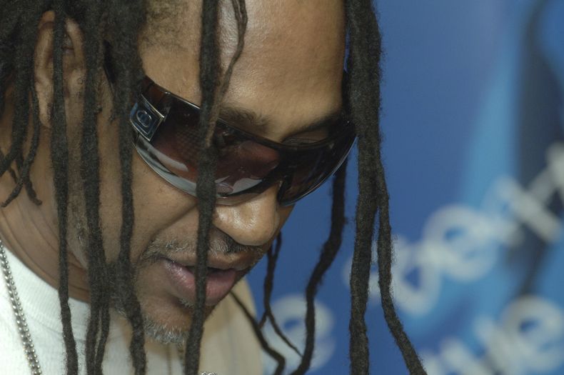 ARCHIVO - DJ Kool Herc habla en una conferencia de prensa para lanzar Hip-Hop Wont Stop: The Beat, The Rhymes, The Life, la primera iniciativa de hip hop en el Museo Nacional de Historia Estadounidense del Smithsonian en Nueva York, el 28 de febrero de 2006. En las cinco décadas desde que el hip hop surgió en la ciudad de Nueva York, se ha extendido por todo el país y por el mundo. Y en cada paso ha habido cambios y adaptaciones, ya que voces nuevas y diferentes entraron y lo hicieron suyo. Sus cimientos están arraigados en las comunidades negras donde se dio a conocer inicialmente, pero se ha extendido tanto que no hay un rincón del mundo que no haya sido tocado por él. (Foto AP/Henny Ray Abrams, archivo)