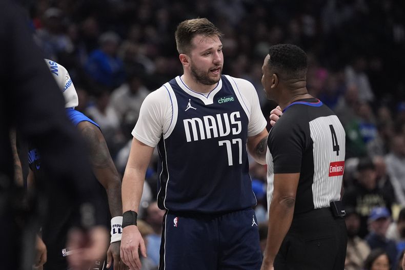 El esloveno Luka Doncic, base de los Mavericks de Dallas, discute con el árbitro Sean Wright durante el partido ante los Trail Blazers de Portland, el lunes 23 de diciembre de 2024 (AP foto/LM Otero)