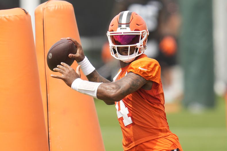 El quarterback de los Browns de Cleveland Deshaun Watson lanza en un entrenamiento del equipo el sábado 27 de julio del 2024. (AP Foto/Sue Ogrocki)