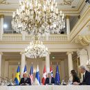 El presidente Joe Biden habla con los líderes nórdicos desde la izquierda, el primer ministro de Suecia, Ulf Kristersson; la primera ministra de Dinamarca, Mette Frederiksen; el presidente de Finlandia, Sauli Niinisto; la primera ministra de Islandia, Katrin Jakobsdottir, y el primer ministro de Noruega, Jonas Gahr Store, en el Palacio Presidencial de Helsinki, Finlandia, el 13 de julio de 2023. (Foto AP/Susan Walsh, Archivo)