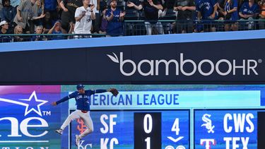 Myles Straw, de los Azulejos de Toronto, intenta infructuosamente atrapar una bola que se fue de jonrón en el duelo ante los Rays de Tampa Bay, el martes 21 de julio de 2026 (Jon Blacker/The Canadian Press via AP)