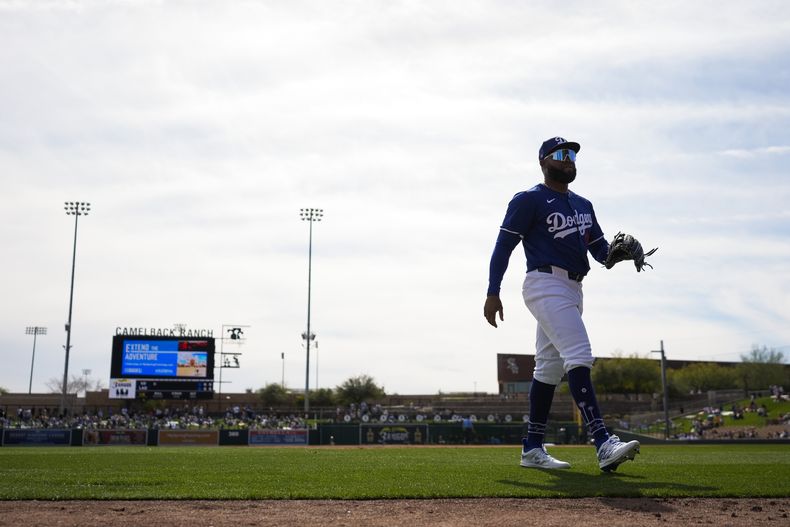 El jardinero central de los Dodgers de Los Ángeles Manuel Margot camina rumbo al dugout en medio de la primera entrada del juego de primavera en contra de los Padres de San Diego en Phoenix, el viernes 23 de febrero de 2024. (AP Foto/Ashley Landis)