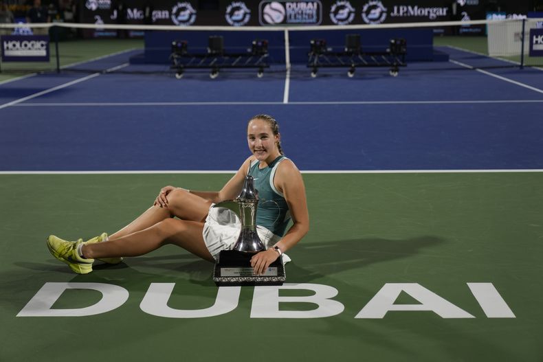 Mirra Andreeva posa con el trofeo de campeona tras consagrarse en el torneo de la WTA en Dubái, Emiratos Árabes Unidos, el domingo 22 de febrero de 2025. (AP Foto/Altaf Qadri)