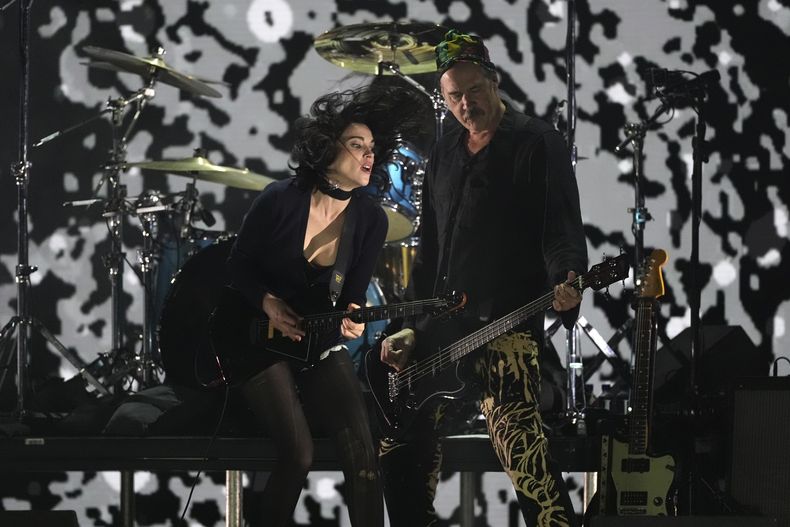 St. Vincent, izquierda, se presenta con Krist Novoselic de Nirvana durante el concierto benéfico FireAid el jueves 30 de enero de 2025 en The Forum en Inglewood, California.(Foto AP/Chris Pizzello)