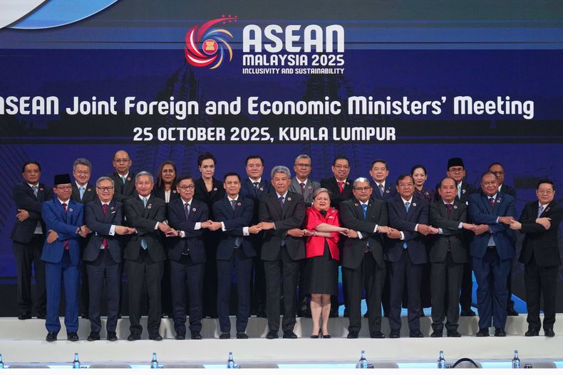 Los ministros de Exteriores y economía de los países miembros de ASEAN posan para una foto de grupo durante la cumbre conjunta de ministros en Kuala Lumpur, Malasia, el sábado 25 de octubre de 2025. (AP Foto/Rafiq Maqbool)