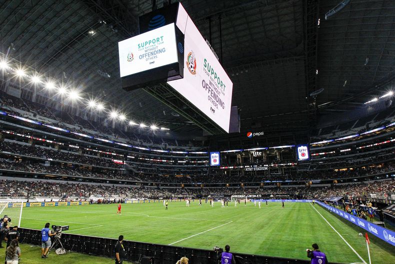 ARCHIVO - Un mensaje en un videomarcador advierte a los hinchas que no coreen una insulto homofóbico durante un amistoso internacional entre México e Islandia, el 29 de mayo de 20121 en Arlington, Texas. México ganó 2-1. (AP Foto/Brandon Wade, Archivo)
