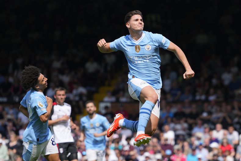 El argentino del Manchester City Julian Álvarez celebra tras anotar el cuarto gol de su equipo en la victoria ante Fulham en la Liga Premier el sábado 11 de mayo del 2024. (AP Foto/Kirsty Wigglesworth)
