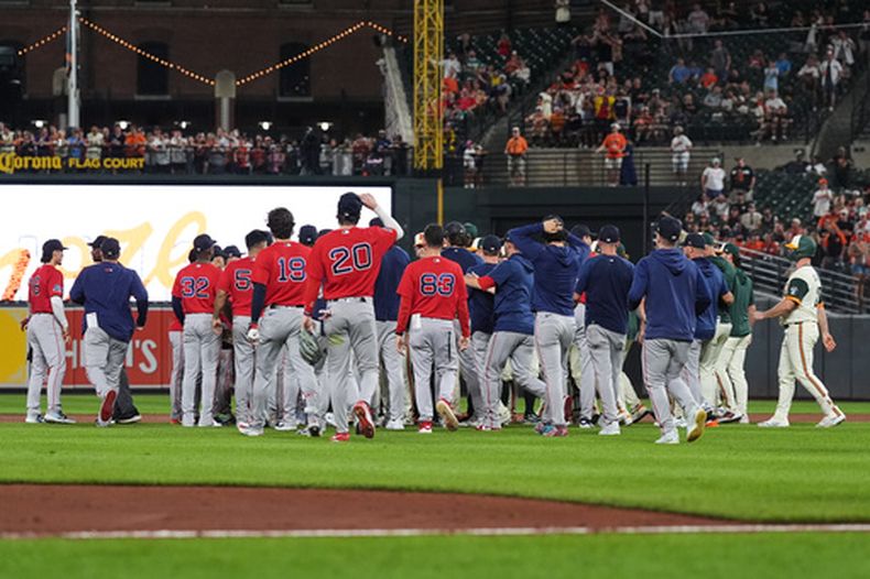 Las bancas se vacían durante un altercado en el juego del viernes 4 de septiembre de 2026 entre los Orioles de Baltimore y los Medias Rojas de Boston (AP Foto/Stephanie Scarbrough)