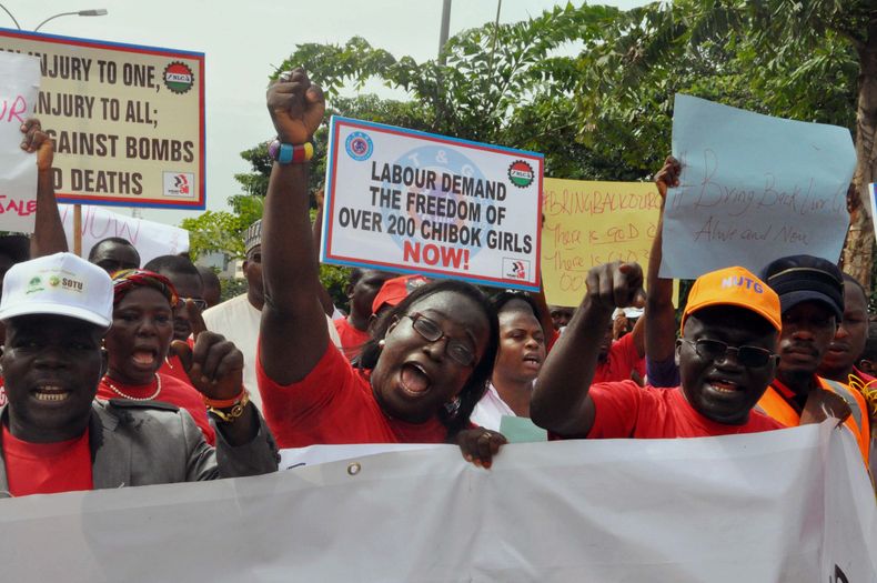 Manifestantes exigen al gobierno que rescate a las ni&ntilde;as secuestradas de una escuela secundaria, afuera de la sede del Departamento de Defensa, el martes 6 de mayo de 2014, en Abuya, Nigeria. (Foto AP/Gbenga Olamikan)