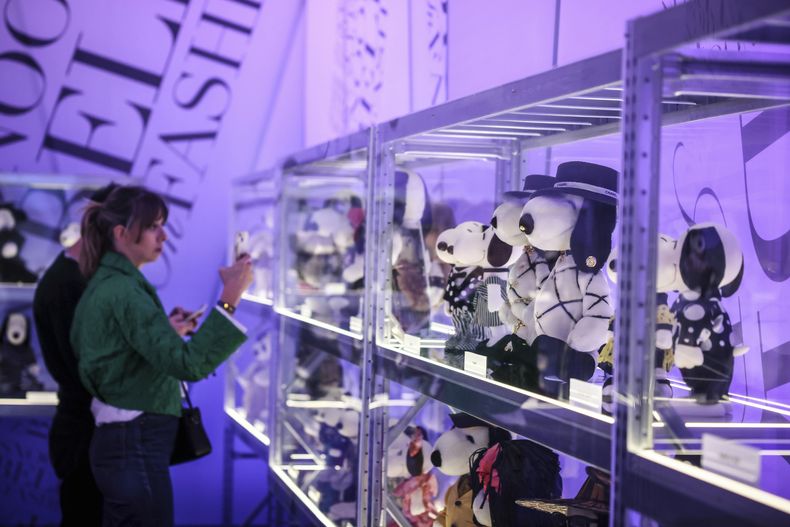 Personas observan figuras de Snoopy como parte del 75º aniversario de Peanuts, en la exposición Snoopy In Style en París, el jueves 20 de marzo de 2025. (Foto AP/Thomas Padilla)