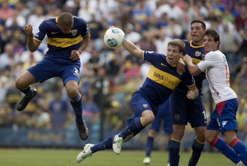Daniel D&iacute;az, del Boca Juniors, remata de cabeza para anotar el gol de su equipo en el partido contra Tigre, correspondiente a la 15ta fecha del Inicial argentino, el domingo 10 de noviembre de 2013   (AP Foto/Eduardo Di Baia)