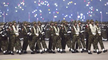 ARCHIVO – Militares marchan en un desfile para conmemorar el 80mo Día de las Fuerzas Armadas de Myanmar en Naipyidó, Myanmar, el jueves 27 de marzo de 2025. (AP Photo/Aung Shine Oo, Archivo)