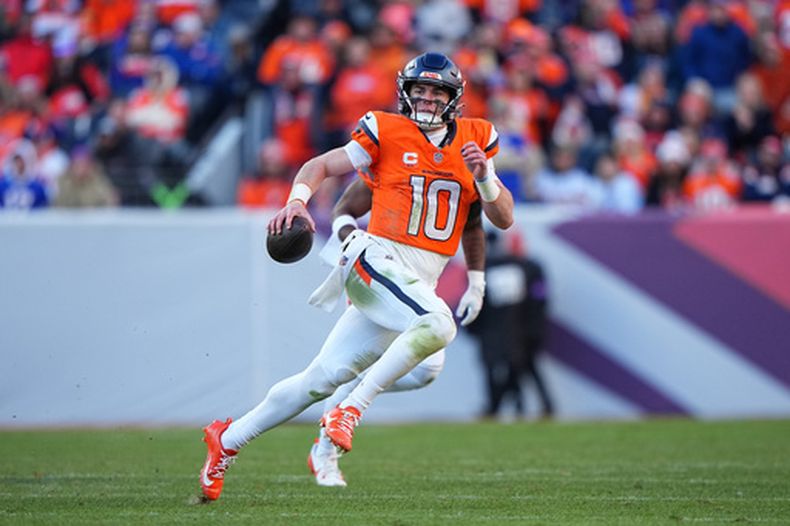 ARCHIVO - Foto del 17 de enero del 2026, el quarterback de los Broncos de Denver Bo Nix corre con el balón en el duelo divisional ante los Bills de Buffalo. (AP Foto/Bart Young, Archivo)
