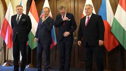 De izquierda a derecha, el primer ministro de Eslovaquia, Robert Fico; el de Polonia, Donald Tusk; el de República Checa, Petr Fiala, y el de Hungría, Viktor Orban, posan para una foto durante su reunión en Praga, República Checa, el 27 de febrero de 2024. (AP Foto/Petr David Josek)