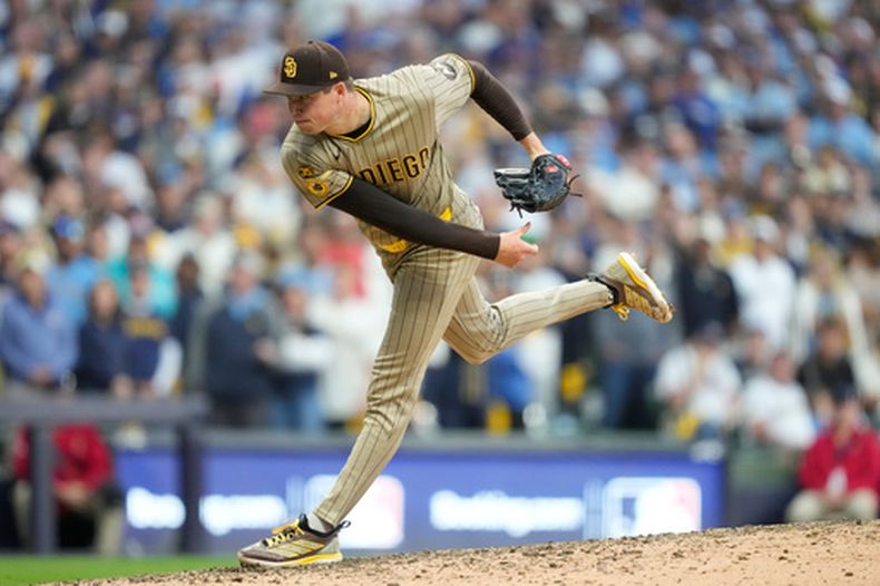 Mason Miller de los Padres de San Diego lanza durante el segundo inning del juego contra los Cerveceros de Milwaukee, el domingo 4 de octubre de 2026, en Milwaukee. (AP Foto/Kayla Wolf)