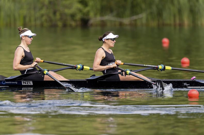 ARCHIVO - Brooke Francis, a la izquierda, y Lucy Spoors, de Nueva Zelanda, compiten en la semifinal del doble scull femenino en el segundo día de la Copa Mundial de Remo 2024 en Rotsee, en Lucerna, Suiza, el sábado 25 de mayo de 2024. (Philipp Schmidli/Keystone vía AP, Archivo)